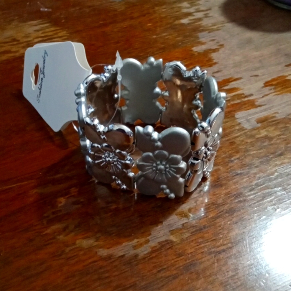 Silver stretch bracelet with floral embellishments